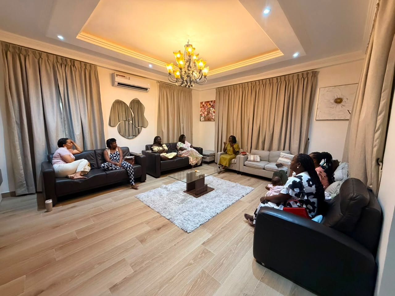 Mums relaxing on sofas during an evening Mum Thrive gathering